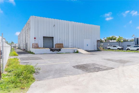 7300 NW 41st St, Miami FL 33166