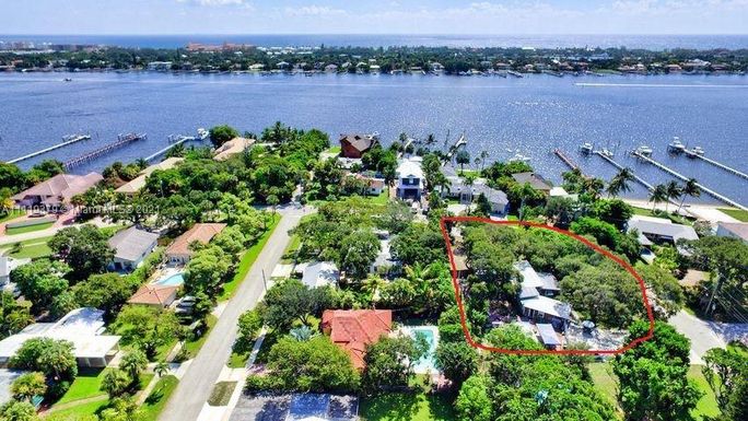 721 S Lake Dr, Lantana FL 33462