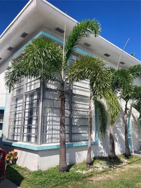 8430 byron # 5, Miami Beach FL 33141