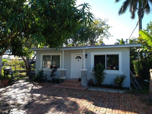 569 SW 1st St, Homestead FL 33034