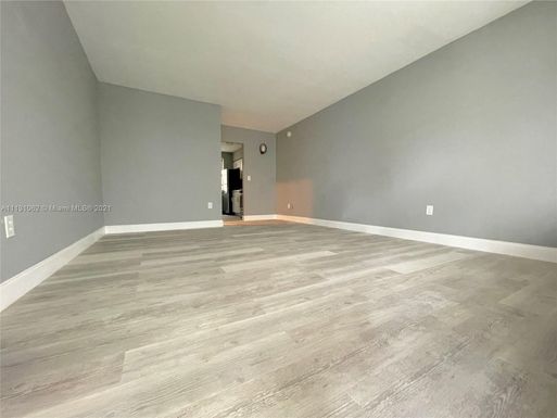 8221 Harding Ave # 3, Miami Beach FL 33141