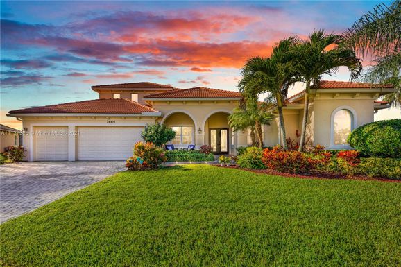 7664 SE Belle Maison Dr, Stuart FL 34997