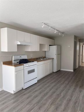 592 Holly Dr # B, Palm Beach Gardens FL 33410