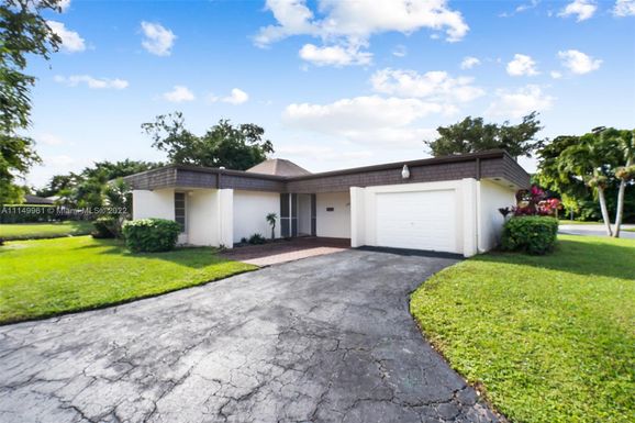 5700 White Hickory Cir, Tamarac FL 33319