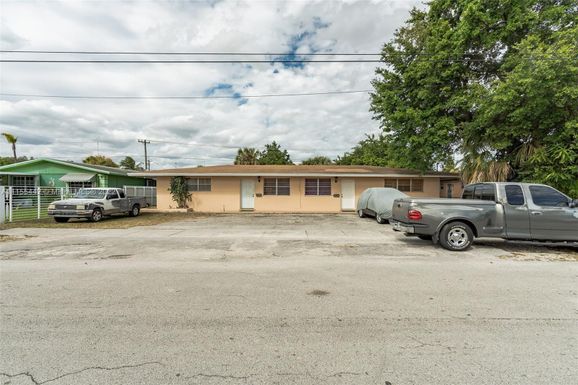 61 NE 185th Ter, Miami FL 33179