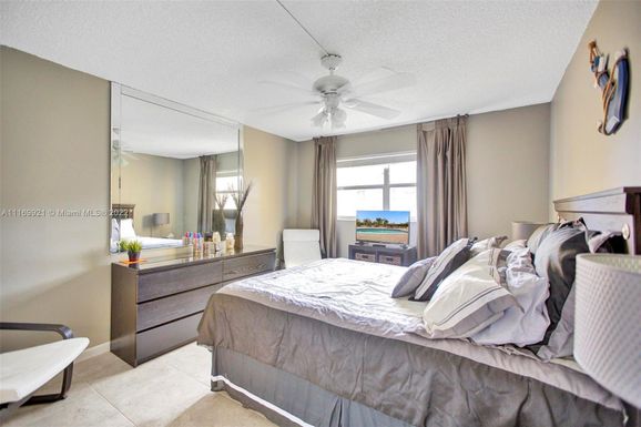 8590 Sunrise Lakes Blvd # 108, Sunrise FL 33322