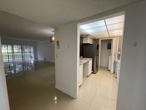 200 Lakeview Dr # 101, Weston FL 33326