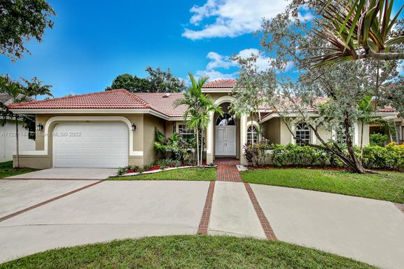 9711 Sea Turtle Dr, Plantation FL 33324