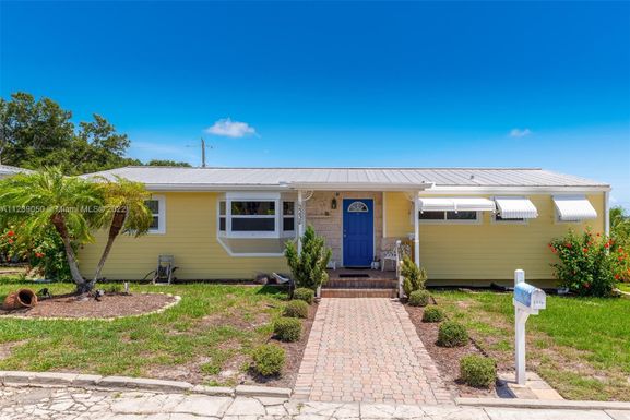 2238 NE Center Cir, Jensen Beach FL 34957