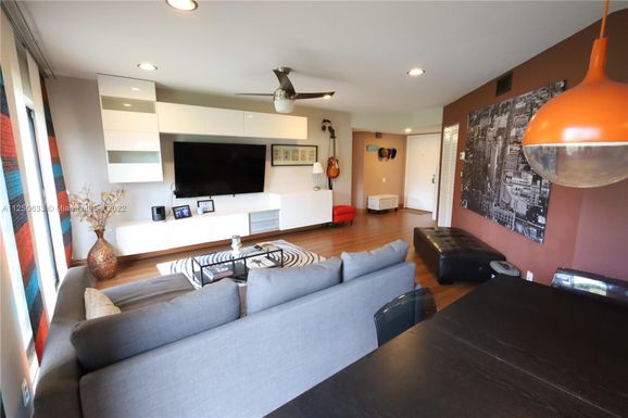 1679 Cypress Pointe Dr # 1A, Coral Springs FL 33071