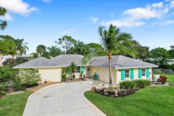 18285 SE Courtview Cir, Tequesta FL 33469