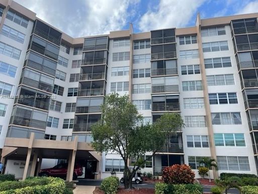 900 Saint Charles Pl, Pembroke Pines FL 33026