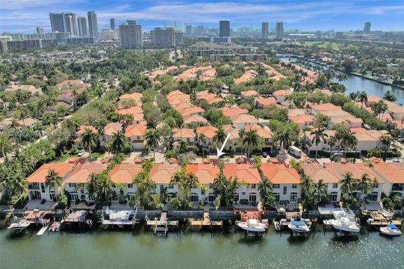 1071 Waterside Ln, Hollywood FL 33019
