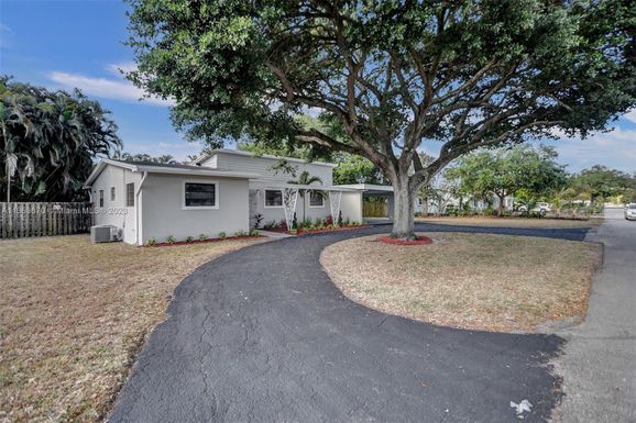 6828 SW 15th St, Pembroke Pines FL 33023