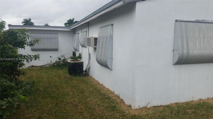 912 NE 2nd Ct, Hallandale Beach FL 33009