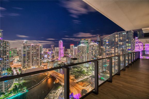 88 SW 7th St # 3212, Miami FL 33130