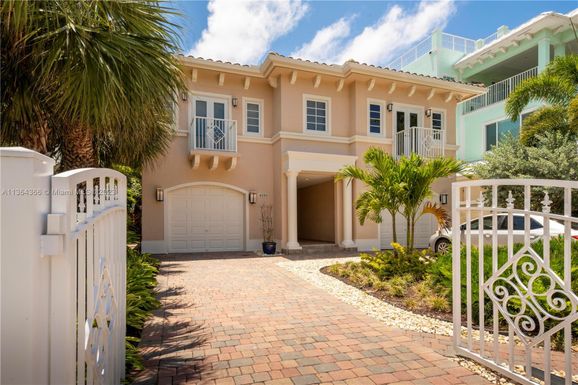4590-4592 N Ocean Dr, Hollywood FL 33019