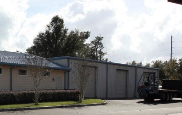 260 commercial cir Rear, Other City - In The State Of Florida FL 32656