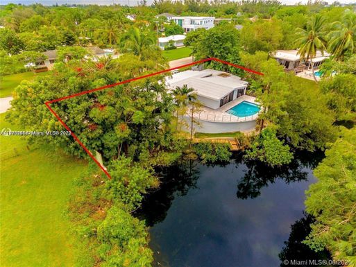 6025 SW 72 Ave, Miami FL 33143