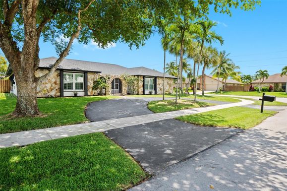 7601 NW 12th Ct, Plantation FL 33322