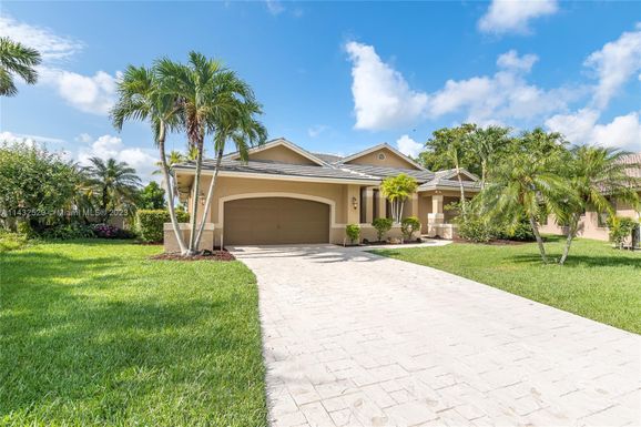 1051 Woodfall Ct, Weston FL 33326