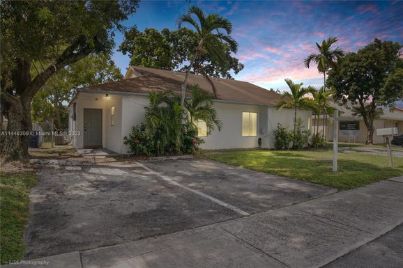 839 SW 8th St, Hallandale Beach FL 33009