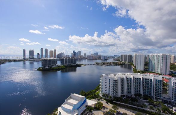 3330 NE 190th St, Aventura FL 33180