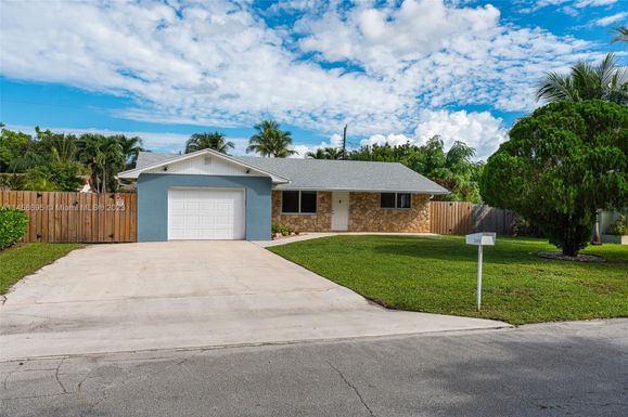 2819 Worcester Rd, Lake Worth FL 33462