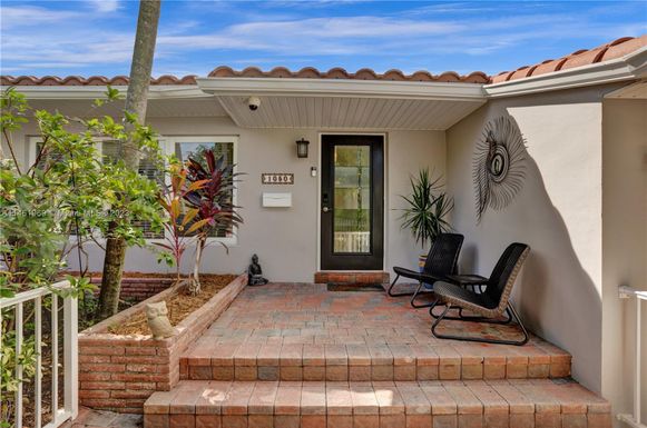 1050 S Northlake Dr, Hollywood FL 33019