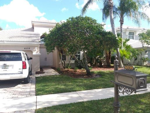 6539 Stonehurst Cir, Lake Worth FL 33467