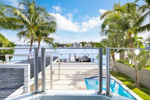 277 N Coconut Ln, Miami Beach FL 33139