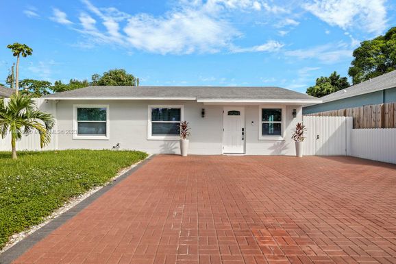 5829 Papaya Rd, West Palm Beach FL 33413