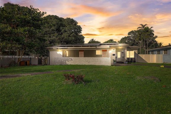 14530 Garden Dr, Miami FL 33168