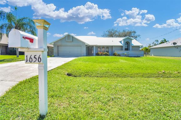 1656 SE North Blackwell Dr, Port St. Lucie FL 34952