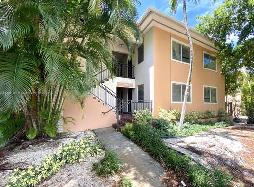 218 Santillane Ave # 17, Coral Gables FL 33134