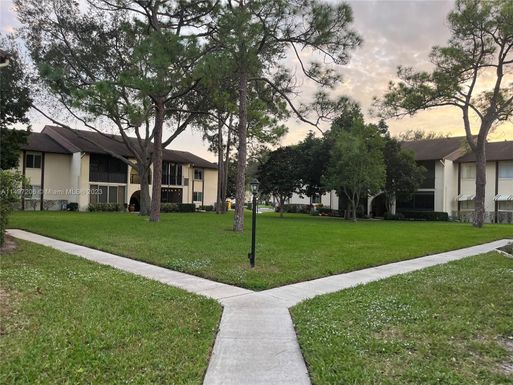 114 Lake Pine Cir # 2, Green Acres FL 33463