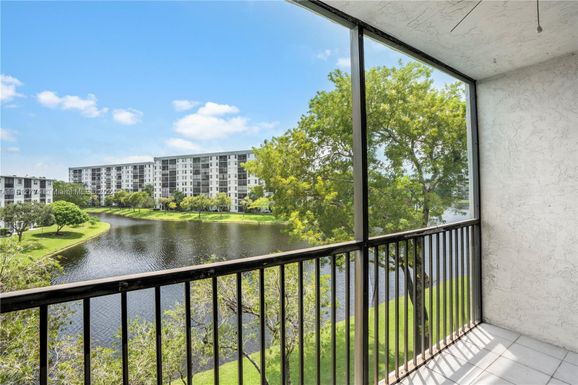 2228 N Cypress Bend Dr, Pompano Beach FL 33069