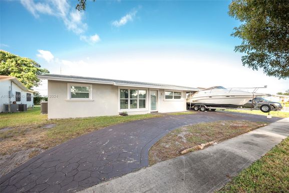2751 NW 26th Ave, Oakland Park FL 33311