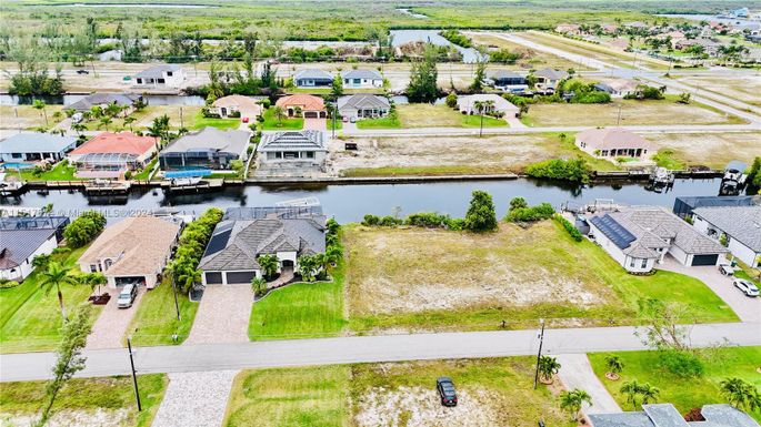 718 NW 38 pl, Cape Coral FL 33993