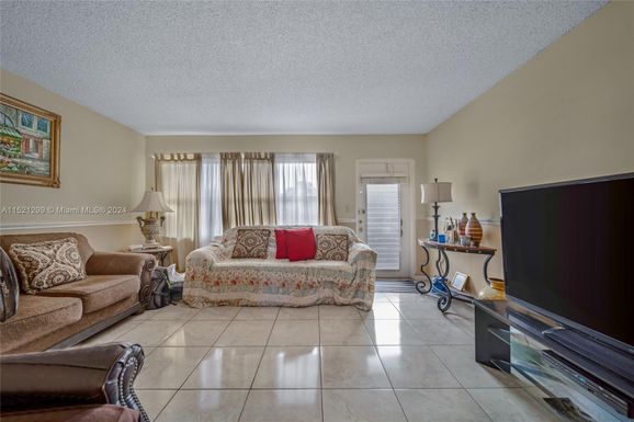 9101 Sunrise Lakes Blvd # 216, Sunrise FL 33322