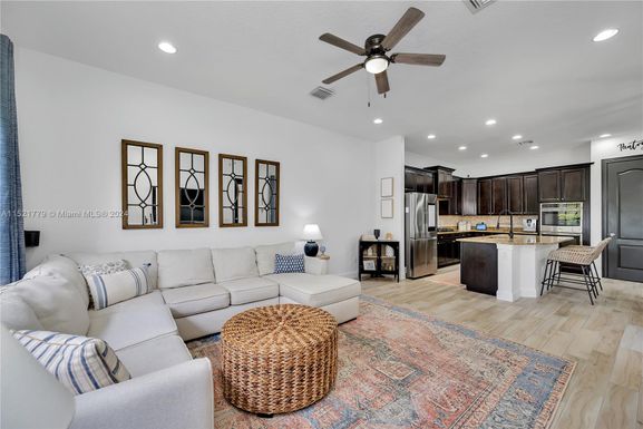 8971 Edgewater Bnd, Parkland FL 33076