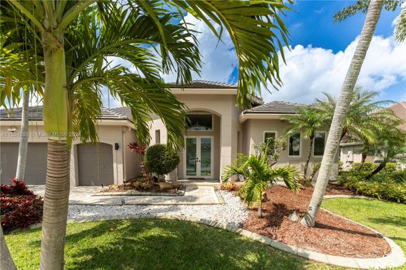 4021 E Lake Estates Dr, Davie FL 33328