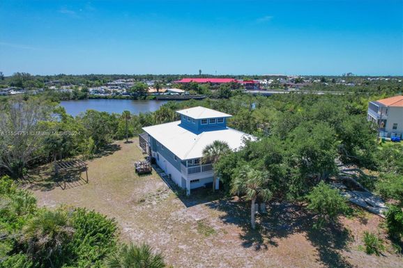 1365 Manor Rd, Other City - In The State Of Florida FL 34223