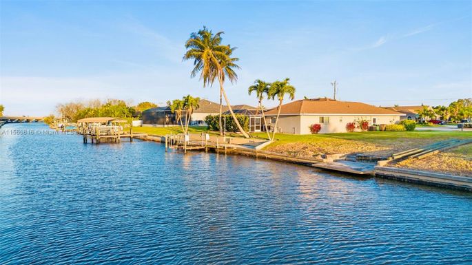 2525 EVEREST PKWY, Cape Coral FL 33904