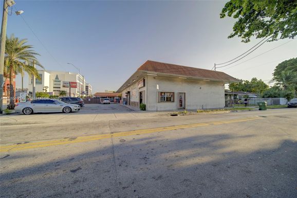 Cafeteria & Market For Sale in Little Havana, Miami FL 33128