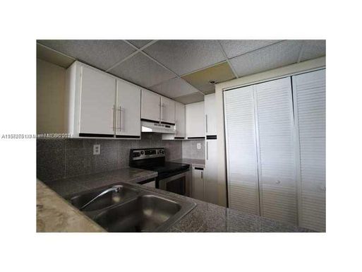 540 Brickell Key Dr # 918, Miami FL 33131