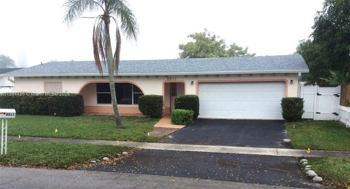 8811 NW 7th St, Pembroke Pines FL 33024