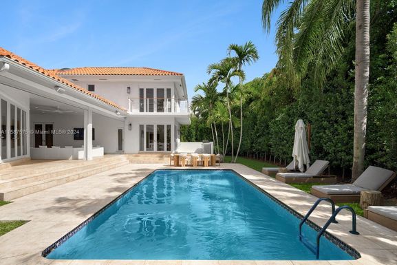 7155 E Lago Dr, Coral Gables FL 33143