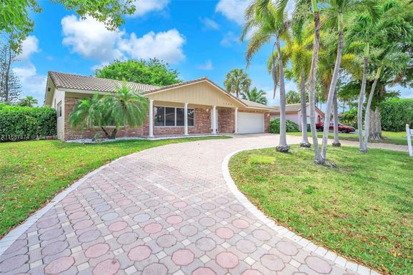 1762 NW 82nd Ave, Coral Springs FL 33071