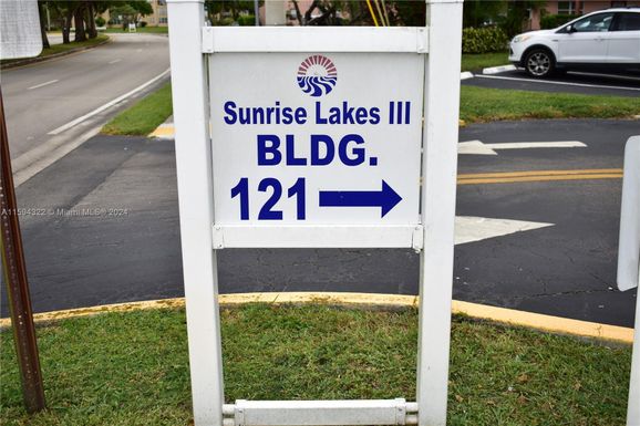 9420 Sunrise Lakes Blvd # 211, Sunrise FL 33322